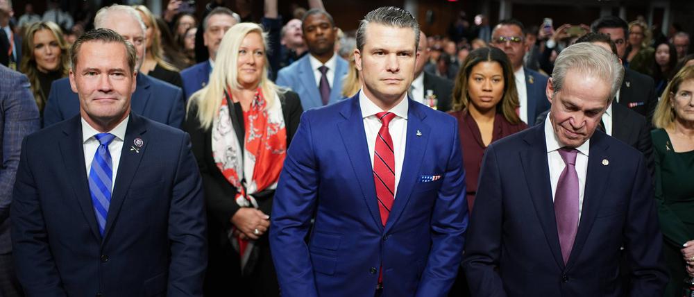 Pete Hegseth (M.) soll US-Verteidigungsminister werden.