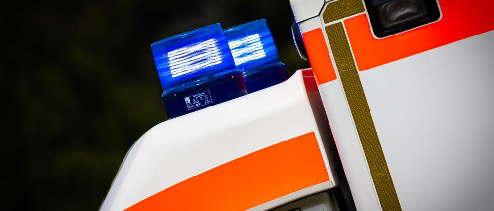 Ein Fußgänger ist von einem Auto erfasst und dabei schwer verletzt worden. (Symbolbild)