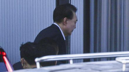 Der suspendierte südkoreanische Präsident Yoon Suk Yeol traf am Mittwoch bei der Korruptionsermittlungsbehörde für hochrangige Beamte ein.