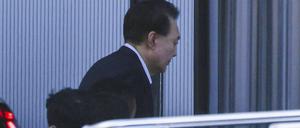 Der suspendierte südkoreanische Präsident Yoon Suk Yeol traf am Mittwoch bei der Korruptionsermittlungsbehörde für hochrangige Beamte ein.