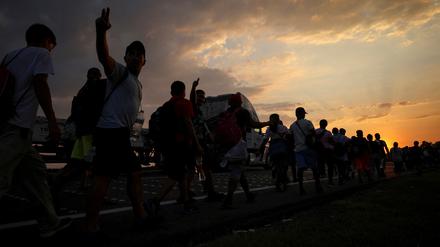 Migranten gehen in Huixtla, Mexiko, in einer Kolonne Richtung nördlicher Grenze zu den USA.  