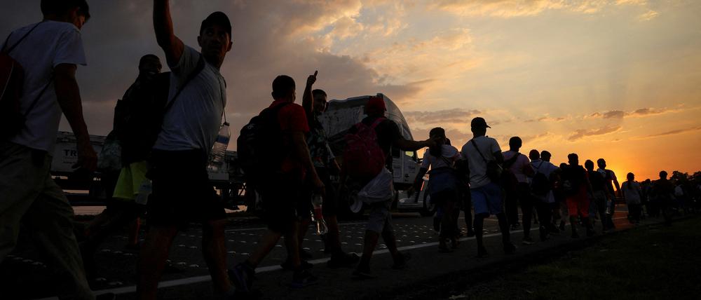 Migranten gehen in Huixtla, Mexiko, in einer Kolonne Richtung nördlicher Grenze zu den USA.