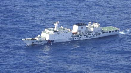 Dieses von der philippinischen Küstenwache zur Verfügung gestellte Bild zeigt ein Schiff der chinesischen Küstenwache 5901 in den Gewässern der ausschließlichen Wirtschaftszone (AWZ) der Philippinen.