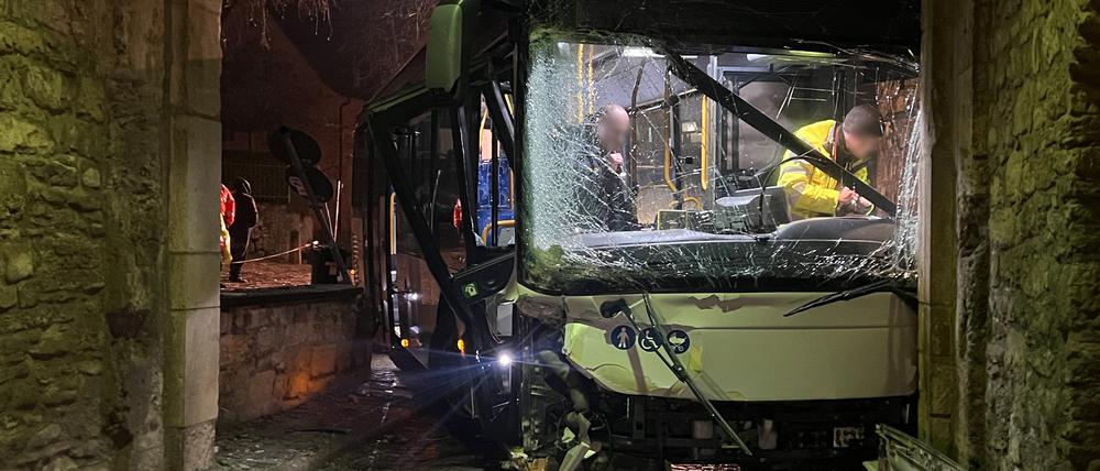 Am Mittwochmorgen steht in Sommerhausen im Landkreis Würzburg ein schwer beschädigter Bus in einem Torbogen. Eine Insassin des Busses zog sich bei dem Unfall schwere Verletzungen zu, weitere Mitfahrer wurden leicht verletzt. 