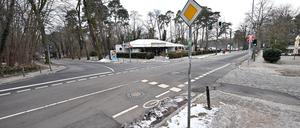 Die Kreuzung von Rudolf-Breitscheid-Straße und August-Bebel-Straße wird saniert. Busse werden durch die Stahnsdorfer Straße umgeleitet.