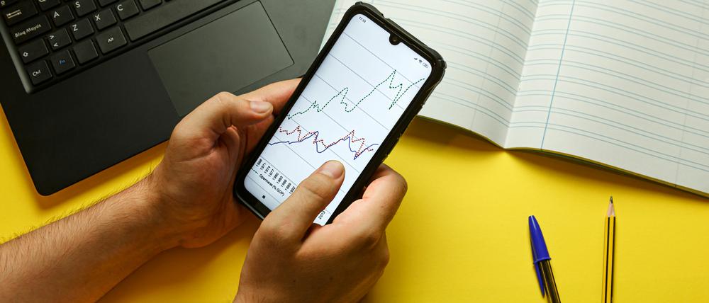 Börsencharts auf einem Smartphone