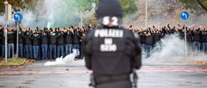 Es gibt Streit um die Kostenbeteiligung für Polizeieinsätze bei Fußballspielen. 