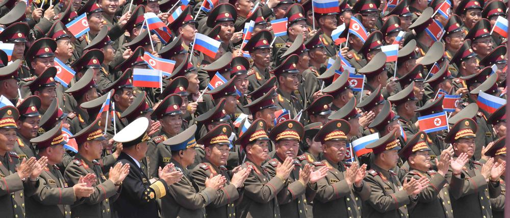 Eine große Gruppe nordkoreanischer Soldaten schwenkt bei einem Staatsbesuch von Putin in Pjöngjang kleine Fahnen (Archivbild vom 19. Juni 2024).