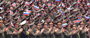 Eine große Gruppe nordkoreanischer Soldaten schwenkt bei einem Staatsbesuch von Putin in Pjöngjang kleine Fahnen (Archivbild vom 19. Juni 2024).