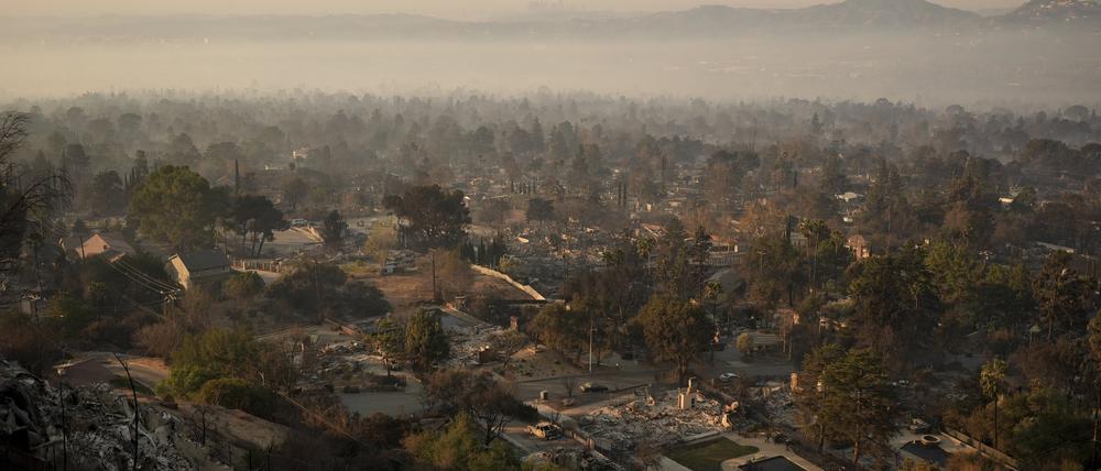 Die Schäden an Gebäuden sind aus der Perspektive eines Hügels nach dem Eaton-Brand zu sehen. 