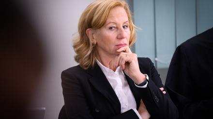 Patricia Schlesinger, ehemalige Intendantin des RBB, sitzt beim Prozess am Landgericht Berlin, wo über eine Klage der fristlos entlassenen Ex-Intendantin Schlesinger gegen den öffentlich-rechtlichen Sender RBB verhandelt wird. 