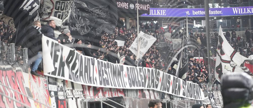 Fans von Eintracht Frankfurt mit einem Banner zum aktuellen Urteil hinsichtlich der Übernahme der Kosten für Polizeieinsätze in den Bundesligastadien. 
