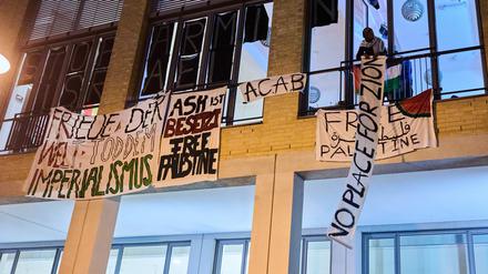 Bei der Besetzung der Alice-Salomon-Hochschule am 6. Januar 2025. Man sieht Banner wie „Friede der Welt - Tod dem Imperialismus“, „ACAB“ (kurz für: „All Cops Are Bastards“, „Free Palestine“ und die antisemitische Parole „No Place for Zionists“.