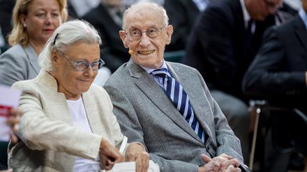 Gedenken an den Vater. Edzard Reuter (r), Sohn von Ernst Reuter, sitzt 2018 bei der Feier zum Gedenken an die legendäre Rede Ernst Reuters an die „Völker der Welt“ im Allianz-Forum neben seiner Ehefrau Helga Reuter.