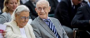 Gedenken an den Vater. Edzard Reuter (r), Sohn von Ernst Reuter, sitzt 2018 bei der Feier zum Gedenken an die legendäre Rede Ernst Reuters an die „Völker der Welt“ im Allianz-Forum neben seiner Ehefrau Helga Reuter.