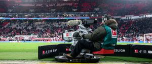 Das meiste Geld verdient die Bundesliga mit der TV-Vermarktung.