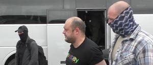 Seine letzten Stunden in russischer Hand: Dieter Woronin wird auf dem Moskauer Flughafen zu einer Maschine in Richtung Ankara gebracht, von wo aus er weiter nach Deutschland fliegen durfte.