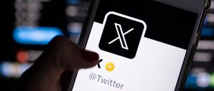 ARCHIV - 24.07.2023, Berlin: ILLUSTRATION - Auf dem offiziellen Profil von Twitter auf dem Bildschirm eines Smartphones ist der weiße Buchstabe X auf schwarzem Hintergrund zu sehen. (zu dpa: «Verteidigungsministerium lässt Accounts auf X «ruhen»») Foto: Monika Skolimowska/dpa +++ dpa-Bildfunk +++