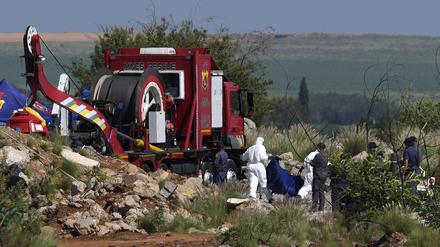 Die Leichen werden während einer Rettungsaktion aus den verlassenen Goldminen in Stilfontein  getragen.