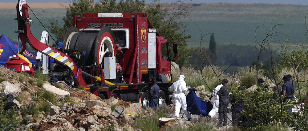 Die Leichen werden während einer Rettungsaktion aus den verlassenen Goldminen in Stilfontein  getragen.