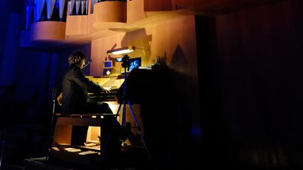 Der Pianist Stephan Graf von Bothmer bei seinem Stummfilmfestival in der Zwölf-Apostel-Kirche