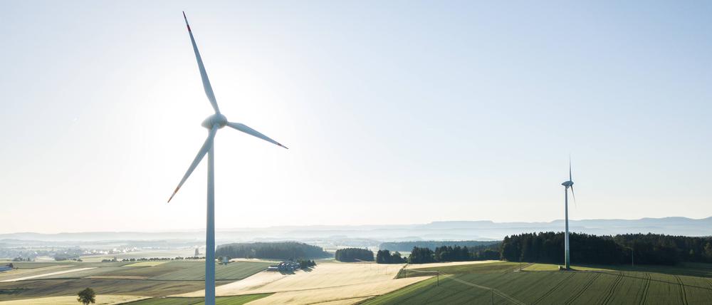 Windkraftanlagen bei blauem Himmel und Morgenlicht in Rottweil: 2024 wurden in Deutschland so viele Windkraftanlagen genehmigt wie noch nie zuvor.