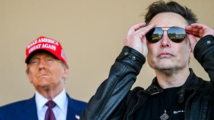 Donald Trump und Elon Musk beim Start einer SpaceX-Rakete.