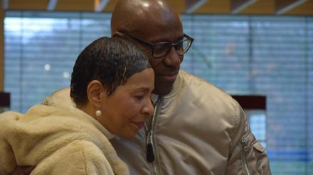 Der Kultursenator singt: Joe Chialo und Jocelyn B. Smith stimmen beim Pressetermin zum „Jahr der Stimme“ gemeinsam „Morning Has Broken“ an. 