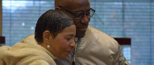 Der Kultursenator singt: Joe Chialo und Jocelyn B. Smith stimmen beim Pressetermin zum „Jahr der Stimme“ gemeinsam „Morning Has Broken“ an. 