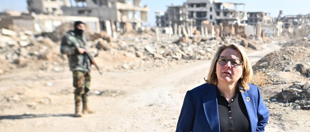Schockiert sieht sich Entwicklungsministerin Svenja Schulze (SPD) im zerstörten Dschubar um. In dem Viertel lebt heute niemand mehr. Die Gebäude sind unbewohnbar.