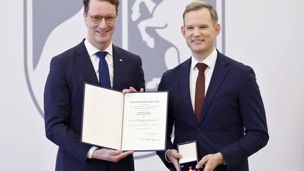 NRW-Ministerpräsident Hendrik Wüst CDU überreicht Virologe Professor Dr. Hendrik Streeck den Verdienstorden des Landes Nordrhein-Westfalen.
