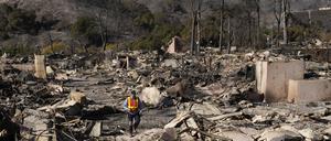  Ein Arbeiter begutachtet die Schäden des Palisades-Feuers im Stadtteil Pacific Palisades von Los Angeles. 
