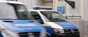 Die Kriminalpolizei ermittelt gegen einen 46-Jährigen wegen tätlichen Angriffs auf Polizeibeamte.
