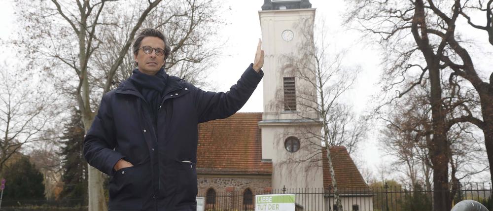 Versteckte Schönheiten. Verleger Thomas Jonglez vor der Dorfkirche Stralau. 