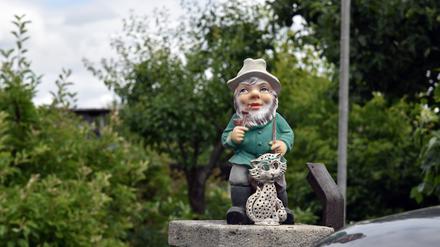 Ein Gartenzwerg vor einer Gartensiedlung in Berlin. (Symbolbild).