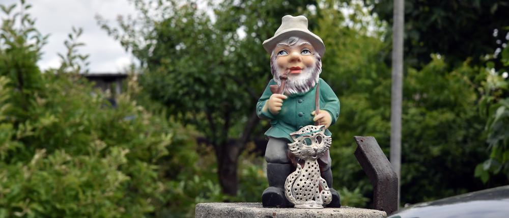Ein Gartenzwerg vor einer Gartensiedlung in Berlin. (Symbolbild).