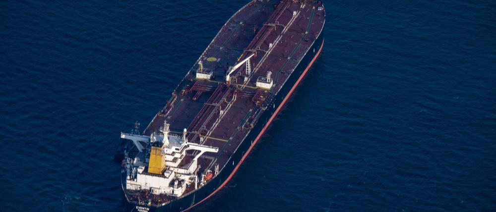 Der Tanker „Eventin“ ankert inzwischen selbstständig, nachdem er zuvor von Schleppern gehalten wurde. Weiterfahren darf er vorerst nicht, obwohl die Maschine wieder läuft.