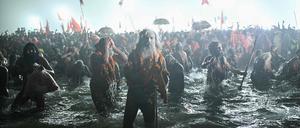 Sadhus nehmen ein Bad im indischen Fluss Ganges.