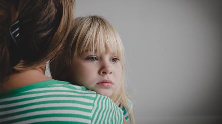 Wenn der Vater gewalttätig ist, sind Mutter und Kind auch nach einer Trennung oft noch gefährdet.