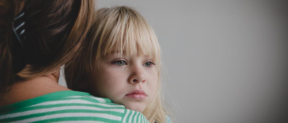 Wenn der Vater gewalttätig ist, sind Mutter und Kind auch nach einer Trennung oft noch gefährdet.