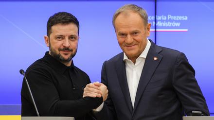 Der polnische Ministerpräsident Donald Tusk (rechts) am Mittwoch bei einer gemeinsamen Pressekonferenz mit dem ukrainischen Präsidenten Wolodymyr Selenskyj in Warschau.