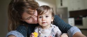 Auf sich gestellt? Eine Mutter und ihr Kind.