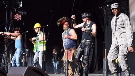 Die Village People 2017 bei einem Auftritt in Bristol.