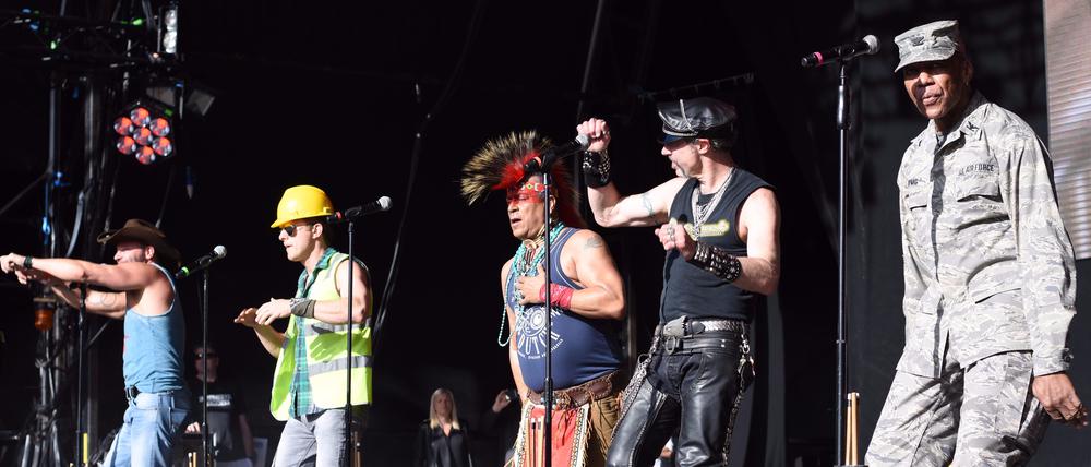 Die Village People 2017 bei einem Auftritt in Bristol.