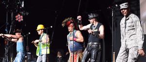 Die Village People 2017 bei einem Auftritt in Bristol.