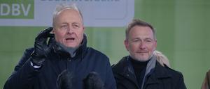 Bauerndemo vor einem Jahr: Bauernpräsident Joachim Rukwied (links) neben dem damaligen Bundesfinanzminister Lindner vor dem Brandenburger Tor.