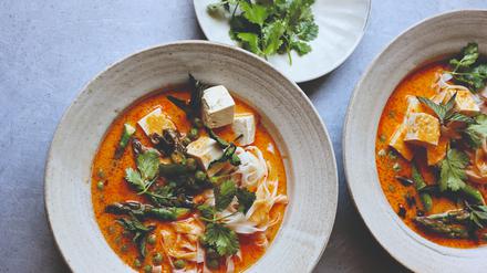 Tomaten-Laksa von Anna Jones, aus dem Buch „Easy Wins“.