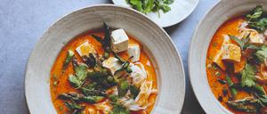 Tomaten-Laksa von Anna Jones, aus dem Buch „Easy Wins“.