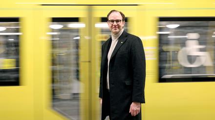 BVG-Chef Henrik Falk steht vor einer Berliner U-Bahn.