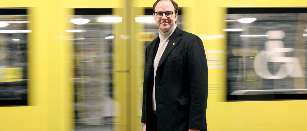 BVG-Chef Henrik Falk steht vor einer Berliner U-Bahn.